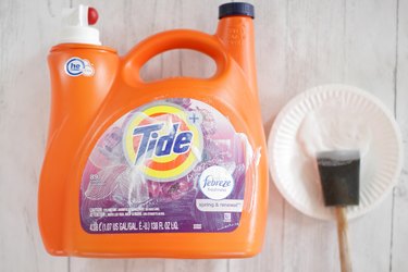 This summer, give your kids the gift of endless bubbles by transforming an empty detergent bottle with a pour spout into a bubble station for kids.