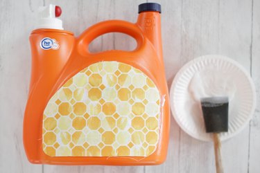 This summer, give your kids the gift of endless bubbles by transforming an empty detergent bottle with a pour spout into a bubble station for kids.