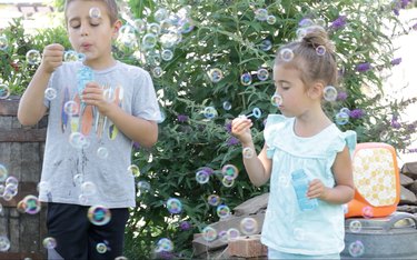 This summer, give your kids the gift of endless bubbles by transforming an empty detergent bottle with a pour spout into a bubble station for kids.