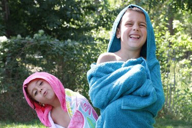 Nothing like staying wet to beat the heat. But when it's time to dry off, don't just use any old towel, nope, wrap your kids up in a DIY hooded towel they can wear.