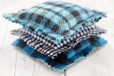 Keep your fingers toasty warm when watching that game or out admiring the fall colors by throwing a few soft and cozy DIY flannel hand warmers into your pockets.