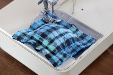 Keep your fingers toasty warm when watching that game or out admiring the fall colors by throwing a few soft and cozy DIY flannel hand warmers into your pockets.