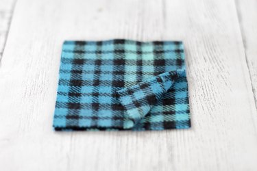 Keep your fingers toasty warm when watching that game or out admiring the fall colors by throwing a few soft and cozy DIY flannel hand warmers into your pockets.