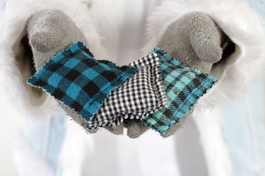 Keep your fingers toasty warm when watching that game or out admiring the fall colors by throwing a few soft and cozy DIY flannel hand warmers into your pockets.