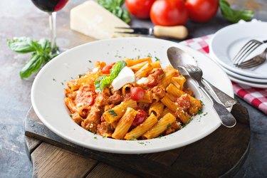 Rigatoni bolognese with fresh mozarella and basil