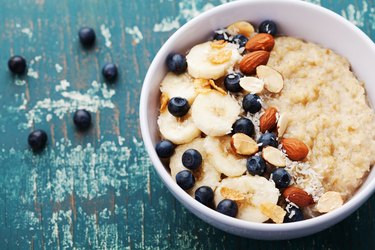 Tazón de avena de avena casera con plátano, arándanos y almendras