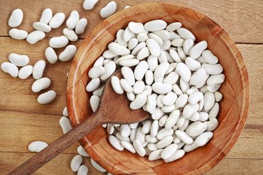 Frijoles blancos en un tablero de madera