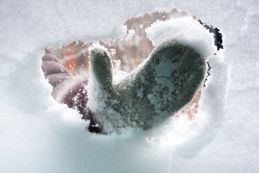 Mano en la ventana de limpieza de la manopla del coche