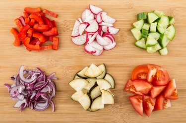 Montón de diferentes verduras en la mesa. Vista superior