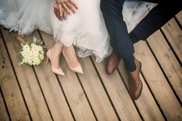 Pies de novia y novio, zapatos de boda (enfoque suave)