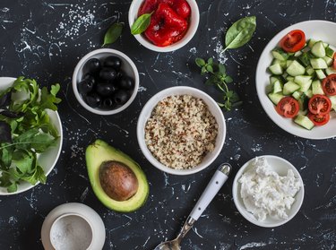 Quinua, aguacate, pimientos asados, pepinos y tomates, arugula, queso de cabra