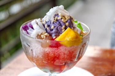 popular Filipino dessert Halo-halo