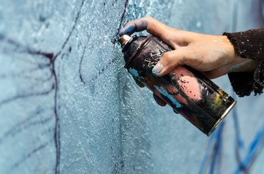 Cómo quitar la pintura en aerosol de las paredes