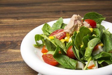 Ensalada de espinacas frescas con atún y maíz, tomates cherry