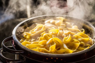 Steaming strainer of noodles