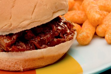 How to Cook Hamburgers With Aluminum Foil on a Gas Grill