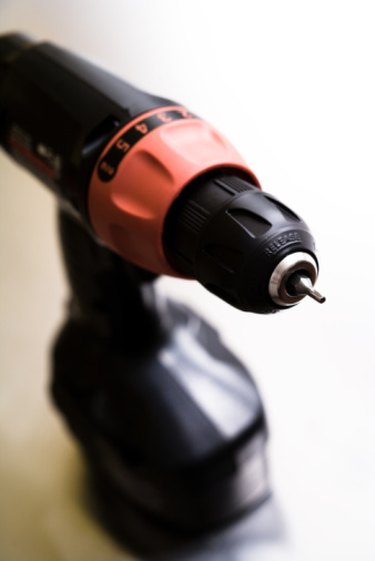 Black and decker drill changing online bits