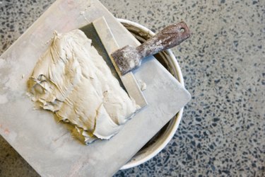 How to: mix plaster correctly 