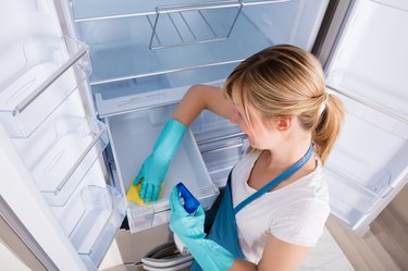 How to clean the fridge with vinegar and baking soda? 