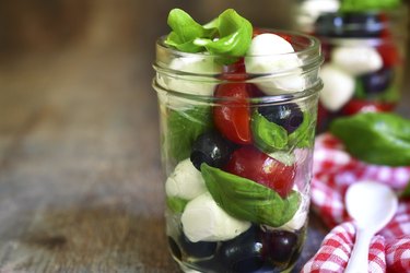 Ensalada Caprese en un frasco de albañil