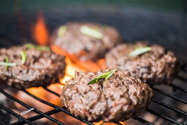 Hamburguesas de barbacoa, humo y fuego