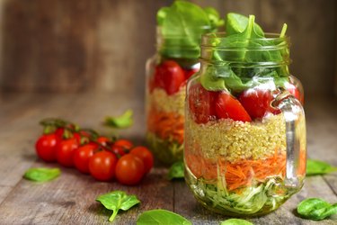 Ensalada con quinua y verduras en un frasco de albañil