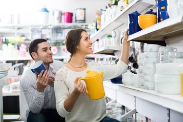 Pareja de compra de cerámica