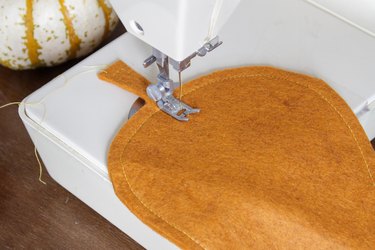 This colorful DIY felt fall leaves table runner is easy to make, will brighten up your fall table and make all your meals feel special.