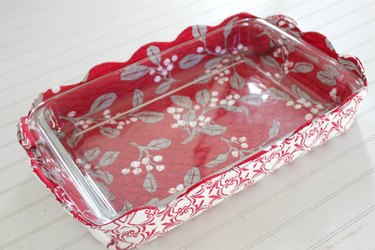 Hot-dish basket with clear dish inside