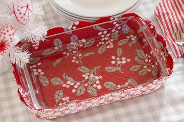 Hot-dish basket made from a placemat