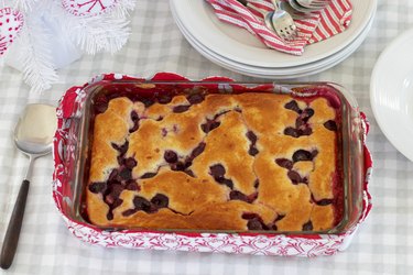 Hot-dish basket with table setting