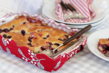 Hot-dish basket with food inside