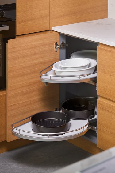 Corner unit with pull-out shelves for cookware