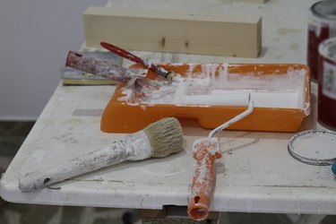 Repair and construction tools: brushes, rollers, paint tray