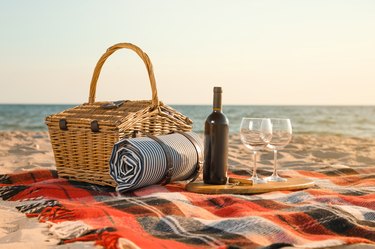 Picnic Basket Set of 2 Pieces, with Insulated Cold Storage Bag and Tableware Service Set, Wooden Lid and Handle, Wicker Picnic Basket, with Lining Aug