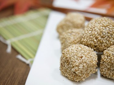 Sesame mochi balls