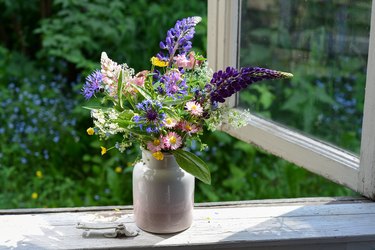 Easy DIY Bouquets With Wildflowers