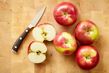 Slicing apples