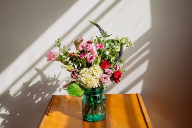 Farmhouse Style Flower Arrangement, Farmhouse Flowers, Hydrangea and Wildflower Bouquet, Shabby Chic Interior, Vintage Home Decor