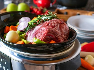 6.5 Quart Programmable Slow Cooker - Convenient Cooking 