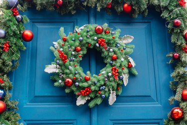 Christmas decor of the front door.