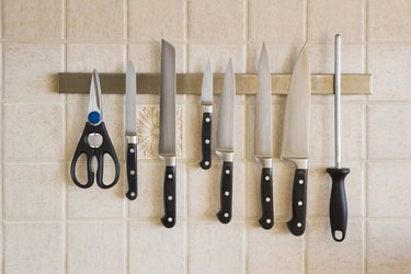 Kitchen knives magnetized on the backsplash