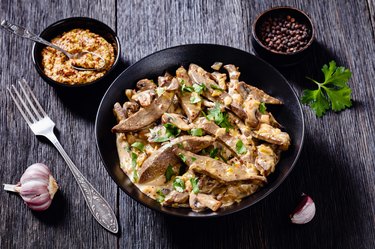 liver stroganoff in black bowl, top view