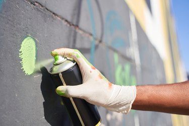 Man drawing live murales