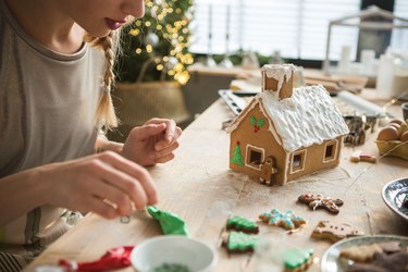 Making gingerbread house