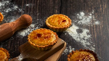 Vanilla-pear tarts on mini cutting boards