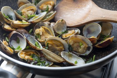 How to Tell If Clams Are Fresh ehow