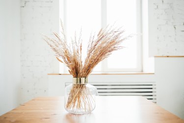 Dry grass in glass vase decor