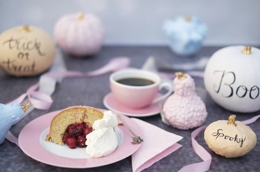 Pumpkin-shaped cinnamon sponge cake filled with amaretto cherries