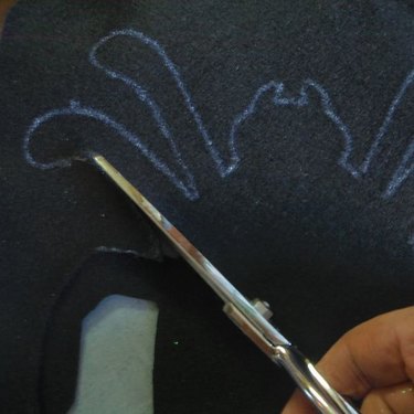 Draw out the spider on the black felt